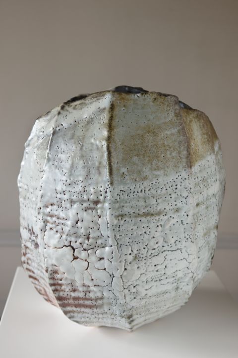 Cb26 The Delville Collection Hori Hichiro Shino Type Vertically Faceted Flattened Vessel Glazed Stoneware With Signed Tomobako Storage Box 41x36cm 2024