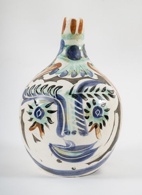 Cb26 Mala Gallery Pablo Picasso Visage Aux Yeux Rieurs Terre De Faience Blanche Decor Aux Engobes Graves Au Couteau Sous Glacure Partielle Au Pinceau Patine Noire 1969